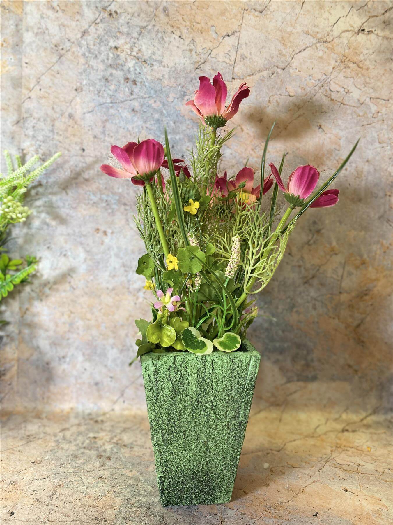 Arrangement floral rouge réaliste et vibrant fabriqué à la main dans un pot de fleurs artisanal Arrangement de fleurs et de plantes artificielles de 40 cm de haut