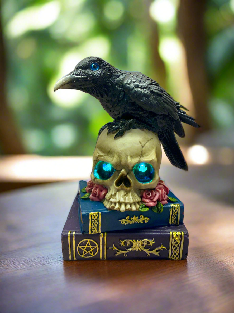 Corbeau mystique sur crâne LED avec livres de sorcellerie | Décoration d'intérieur gothique | Figurine de corbeau de décoration d'Halloween | Cadeau de sorcellerie | Décor occulte