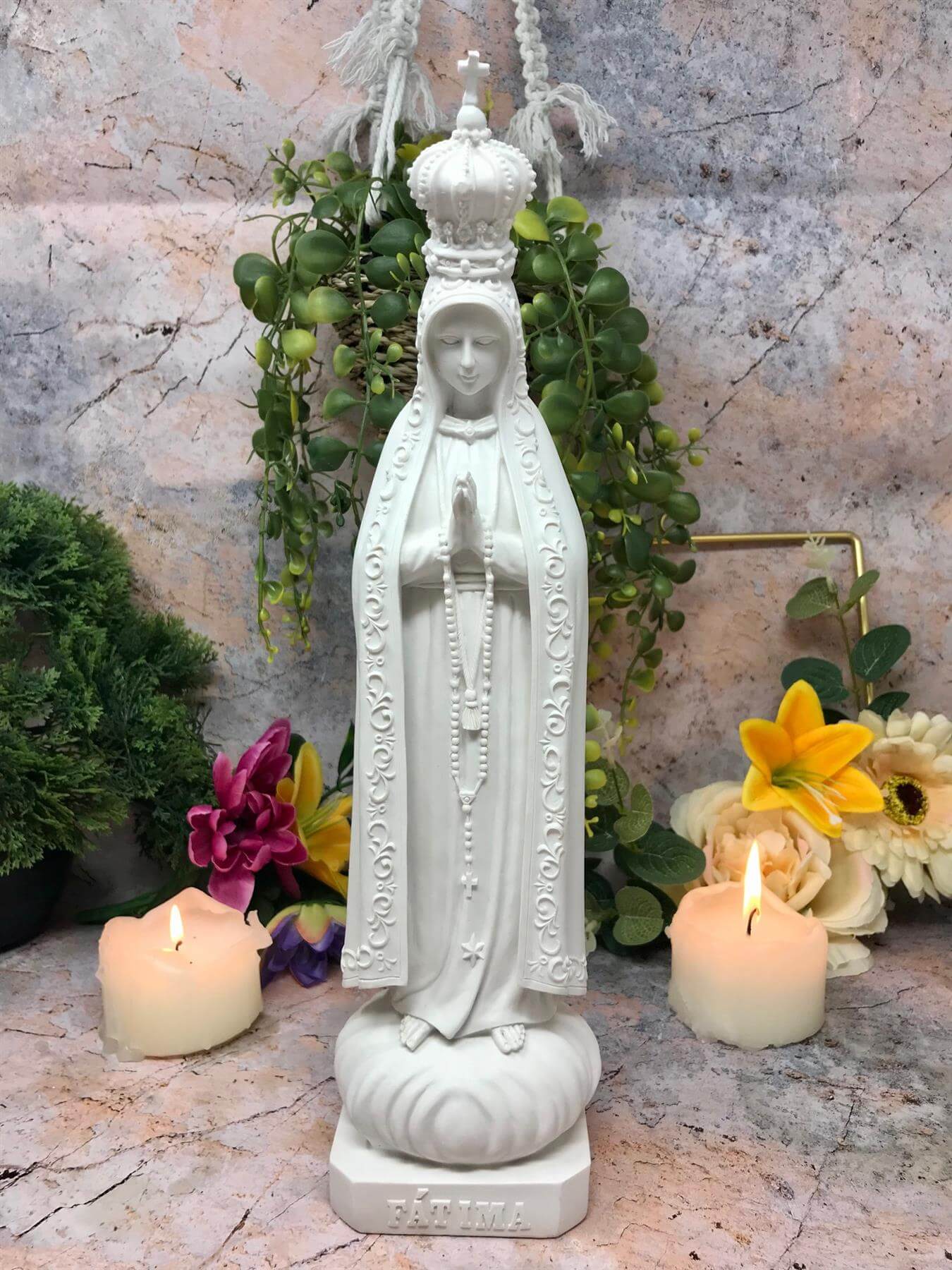 Blessed Virgin Mary Our Lady of Fatima White Statue Ornament Figurine Religious Sculpture for Home or ChapelHand-cast resin Virgin Mary statue, hand-finished by skilled artisans. Perfect for home decor or as a thoughtful gift. Brand new, boxed, 34.5 cm.Os