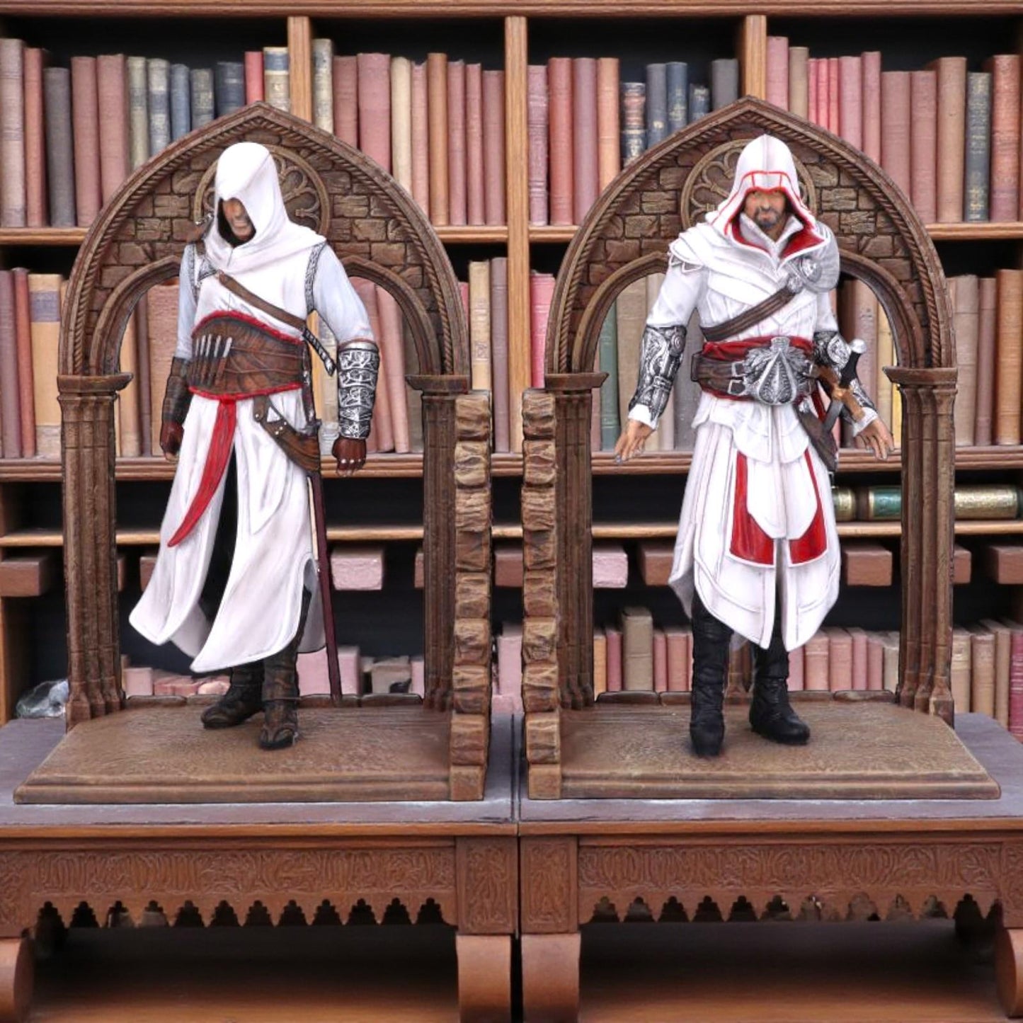 Assassin’s Creed Bookends Altaïr Ezio Figures Gamer Shelf Ornament Collectible