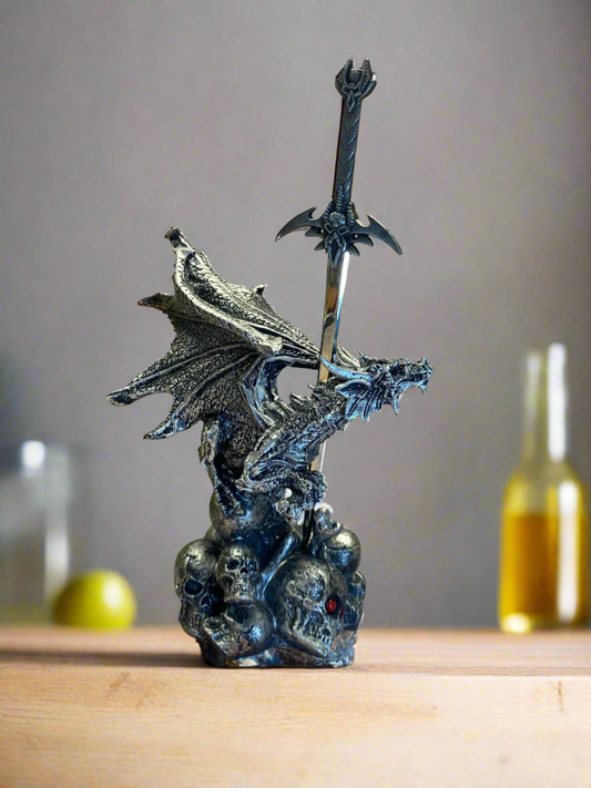 Verzauberter Drachen-Brieföffner – Handbemalter Drache aus Kunstharz mit metallischem Schwert – Mystisches Schreibtischaccessoire – Gotisches Bürodekor – 18 cm