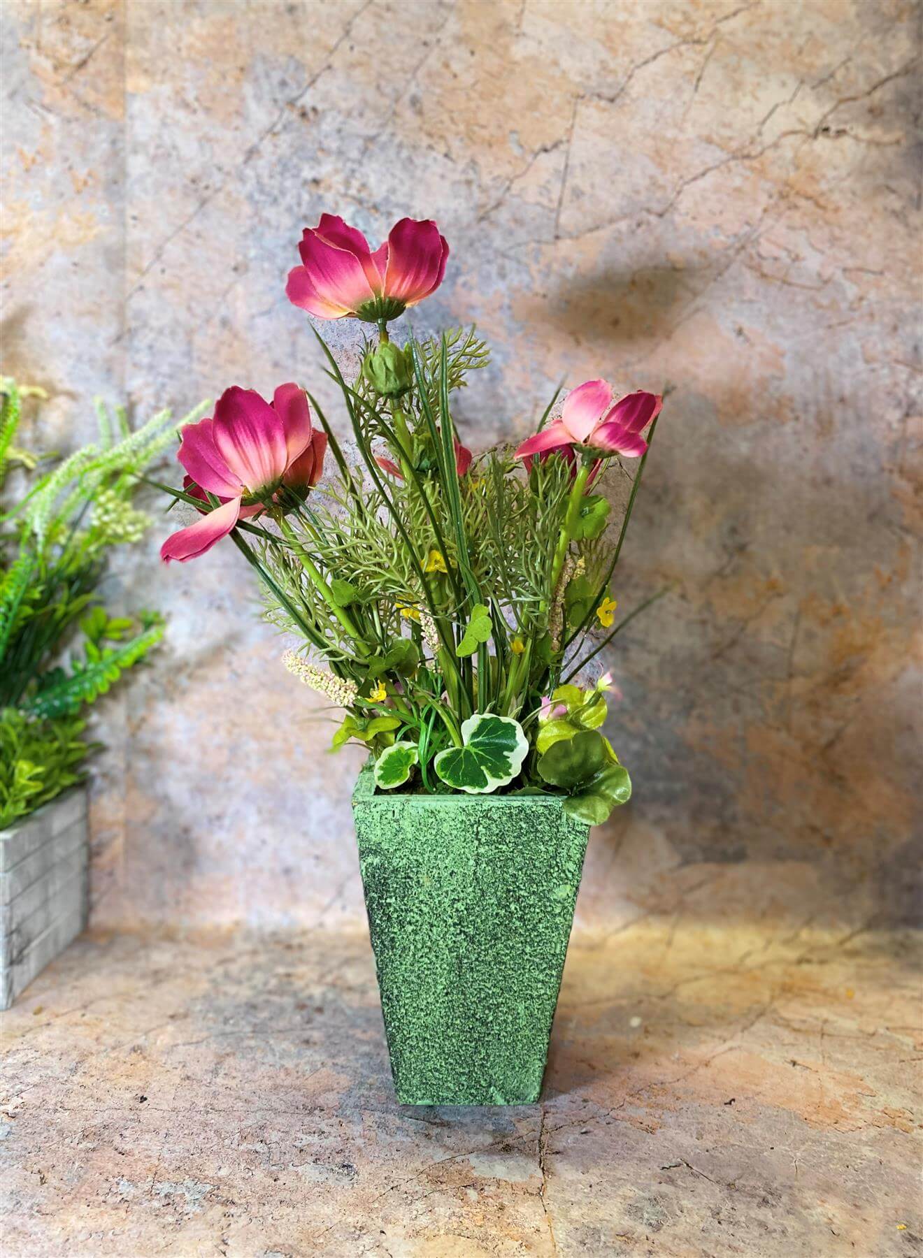 Arrangement floral rouge réaliste et vibrant fabriqué à la main dans un pot de fleurs artisanal Arrangement de fleurs et de plantes artificielles de 40 cm de haut