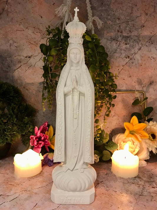 Blessed Virgin Mary Our Lady of Fatima White Statue Ornament Figurine Religious Sculpture for Home or ChapelHand-cast resin Virgin Mary statue, hand-finished by skilled artisans. Perfect for home decor or as a thoughtful gift. Brand new, boxed, 34.5 cm.Os