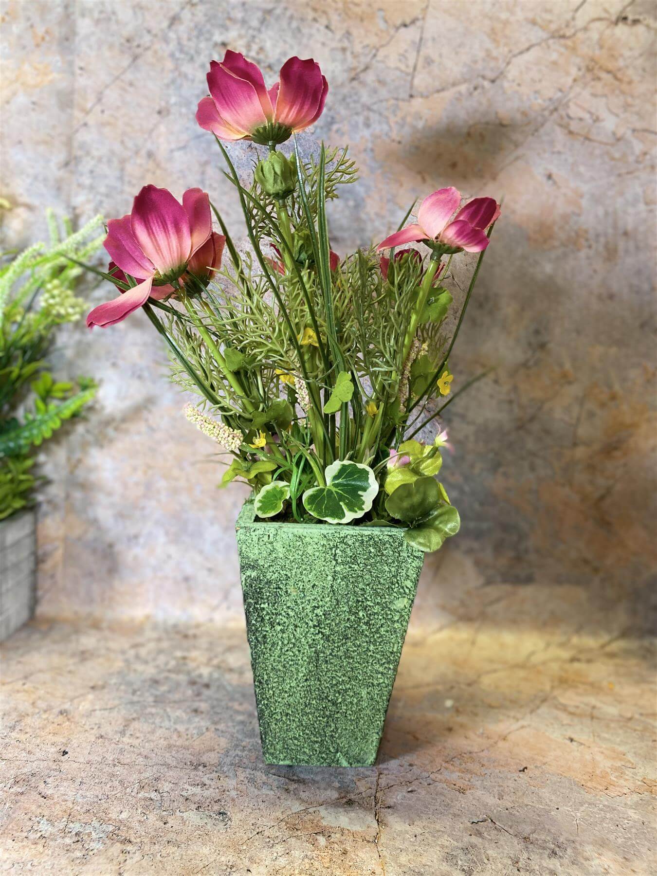 Arrangement floral rouge réaliste et vibrant fabriqué à la main dans un pot de fleurs artisanal Arrangement de fleurs et de plantes artificielles de 40 cm de haut