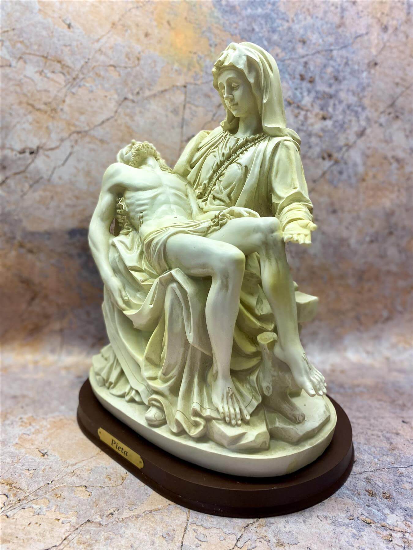 Michelangelo La Pieta Resin Statue on Wood Base, 32x26cm – Evocative Christian Art for Spiritual Enrichment and Contemplative Decor