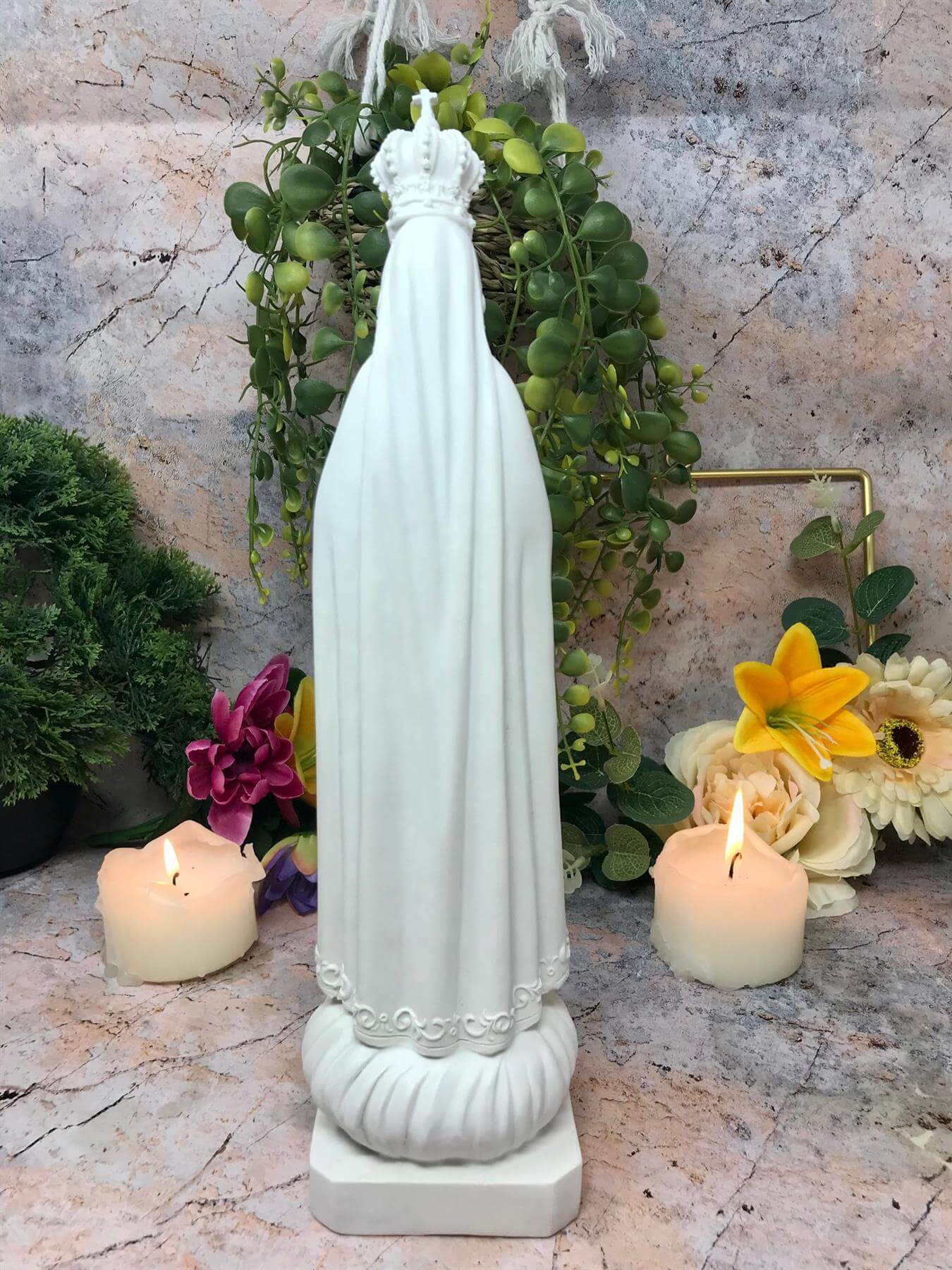 Blessed Virgin Mary Our Lady of Fatima White Statue Ornament Figurine Religious Sculpture for Home or ChapelHand-cast resin Virgin Mary statue, hand-finished by skilled artisans. Perfect for home decor or as a thoughtful gift. Brand new, boxed, 34.5 cm.Os