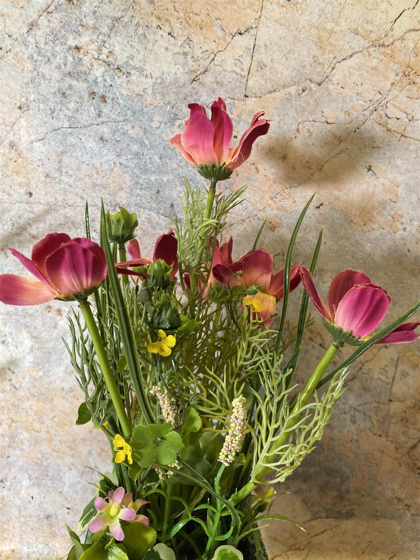 Arrangement floral rouge réaliste et vibrant fabriqué à la main dans un pot de fleurs artisanal Arrangement de fleurs et de plantes artificielles de 40 cm de haut