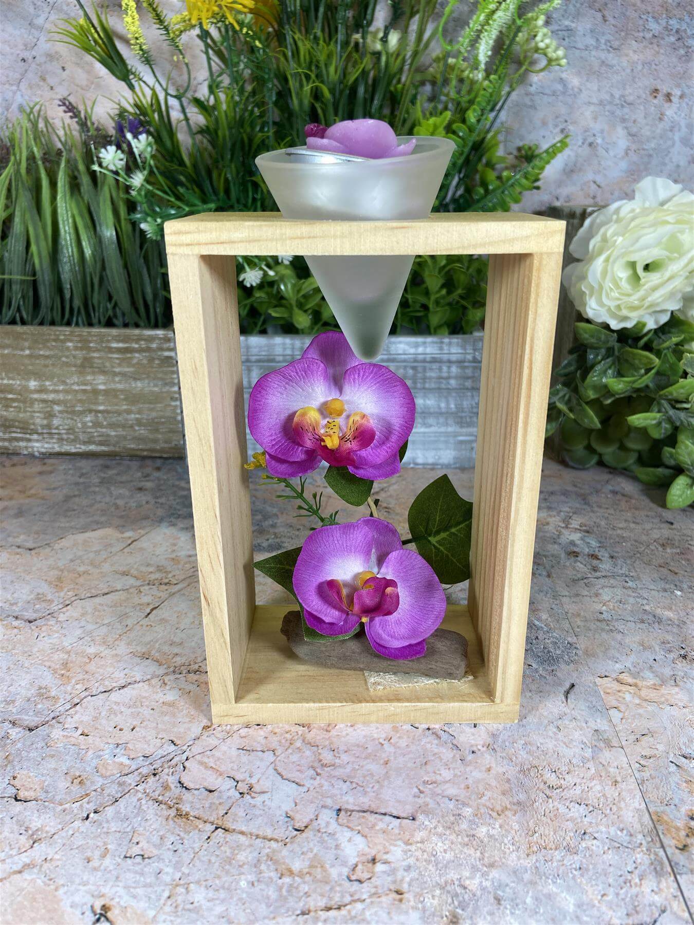 Arrangement floral artificiel d'orchidée élégante avec bougeoir en bois - 19 cm de hauteur