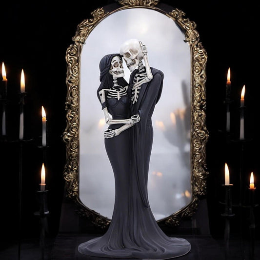 Skeleton Hug Figurine 24cm - Gothic Resin Lovers Statue - Romantic Skeleton Couple Gift