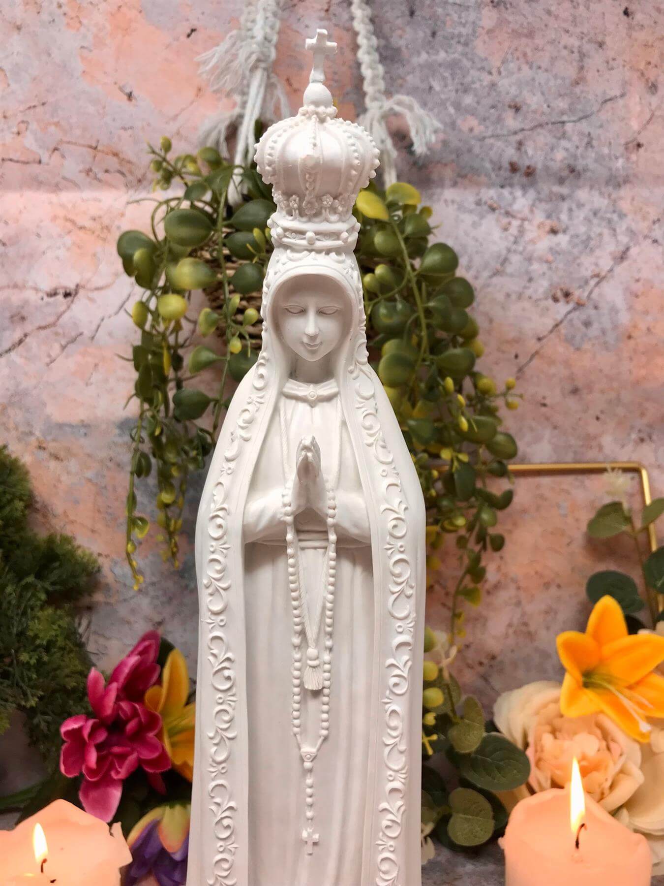 Blessed Virgin Mary Our Lady of Fatima White Statue Ornament Figurine Religious Sculpture for Home or ChapelHand-cast resin Virgin Mary statue, hand-finished by skilled artisans. Perfect for home decor or as a thoughtful gift. Brand new, boxed, 34.5 cm.Os