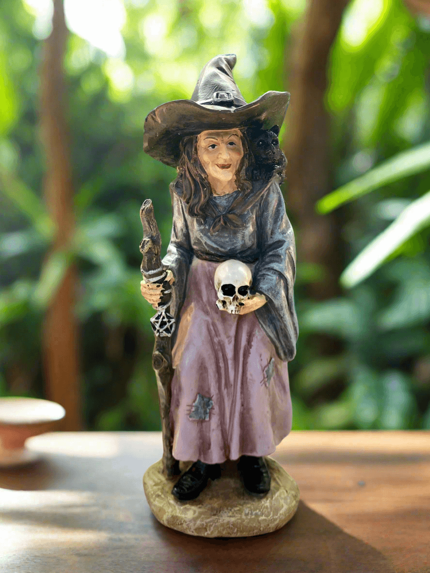 Zauberhafte Hexenfigur aus Kunstharz mit Totenkopf und Stab, Mystische Zauberin-Statue, Halloween-Dekor, Zauberhaftes Fantasy-Ornament