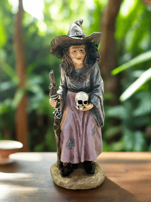 Figurine de sorcière en résine enchanteresse avec crâne et bâton, statue de sorcière mystique, décoration d'Halloween, ornement fantastique magique