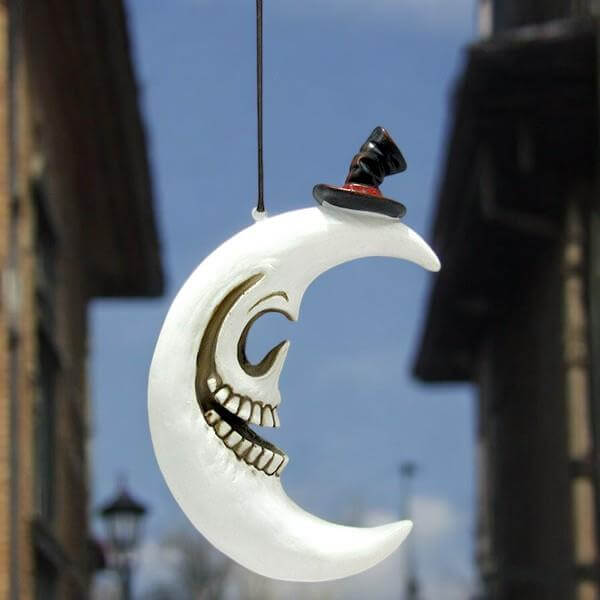 Skull Crescent Moon Hanging Ornament | Gothic Décor | Resin Skeleton Crescent Moon Decoration for Halloween & Occult Lovers – 23.5x15cm