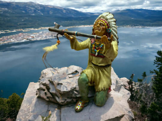 Statue de chef amérindien avec calumet de la paix - Figurine du patrimoine culturel, décoration artistique indigène détaillée, objet de collection