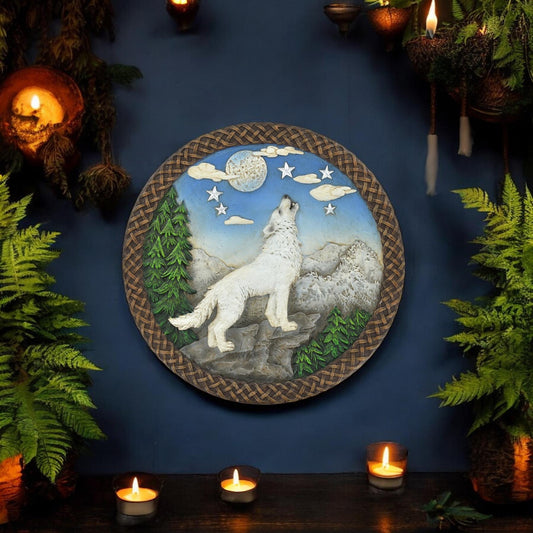 White Wolf Wall Plaque 19.5cm - Stunning Howling Wolf Moon Scene Decor - Nature-Inspired Wall Art