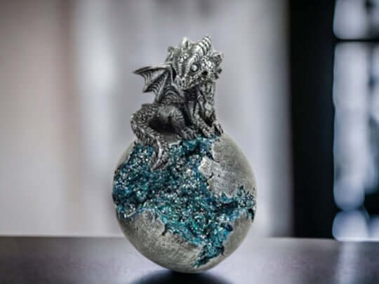 Emerging Dragon Hatchling on Geode - Mystical Fantasy Figurine - Collector&#39;s Resin Dragon Sculpture - Sparkling Crystal Egg - 12.5cm Tall