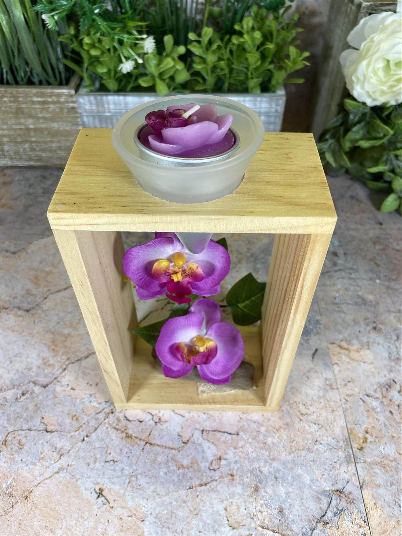 Arrangement floral artificiel d'orchidée élégante avec bougeoir en bois - 19 cm de hauteur