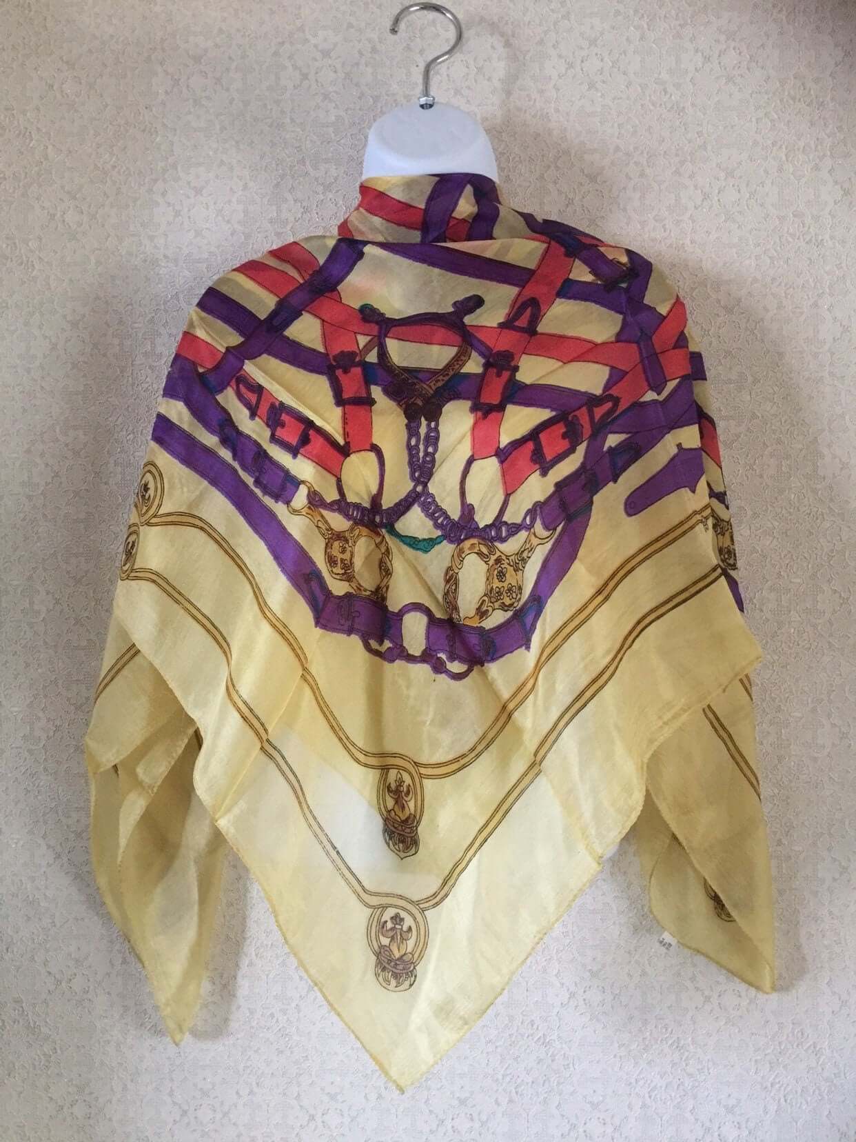 Luxurious 100% Silk Scarf - Vibrant Striped & Medallion Print - Elegant Accessory for All Seasons - 100 x 100 cm Square Scarf