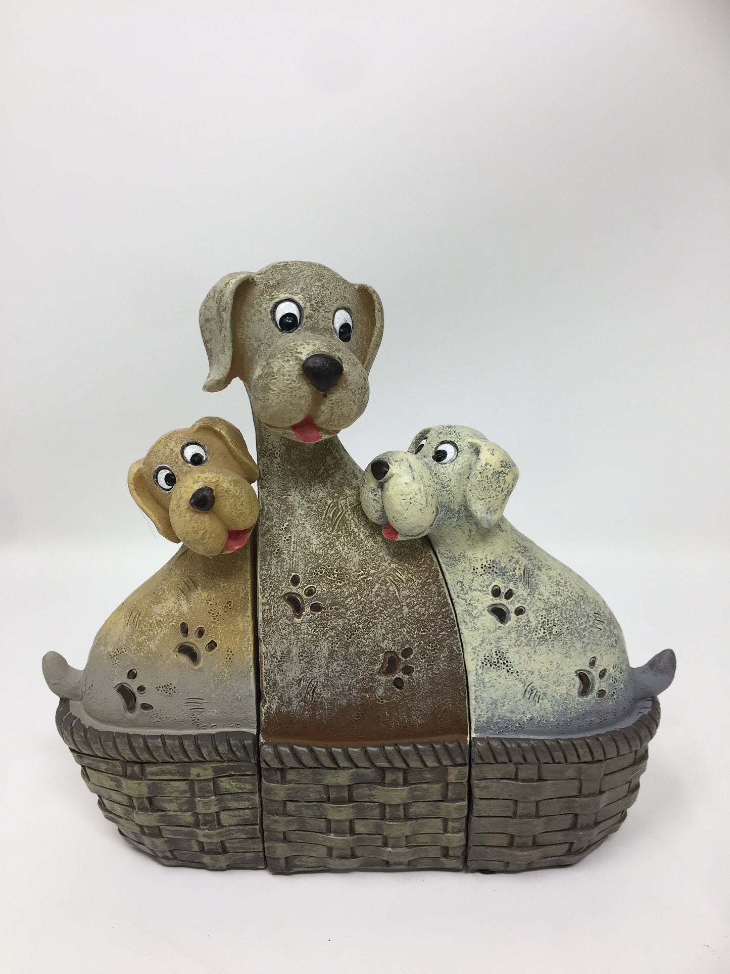 Charmant trio canin dans une figurine de chien en panier, adorable sculpture familiale de décoration animale, objet de collection pour amoureux des animaux, pièce décorative fantaisiste pour la maison