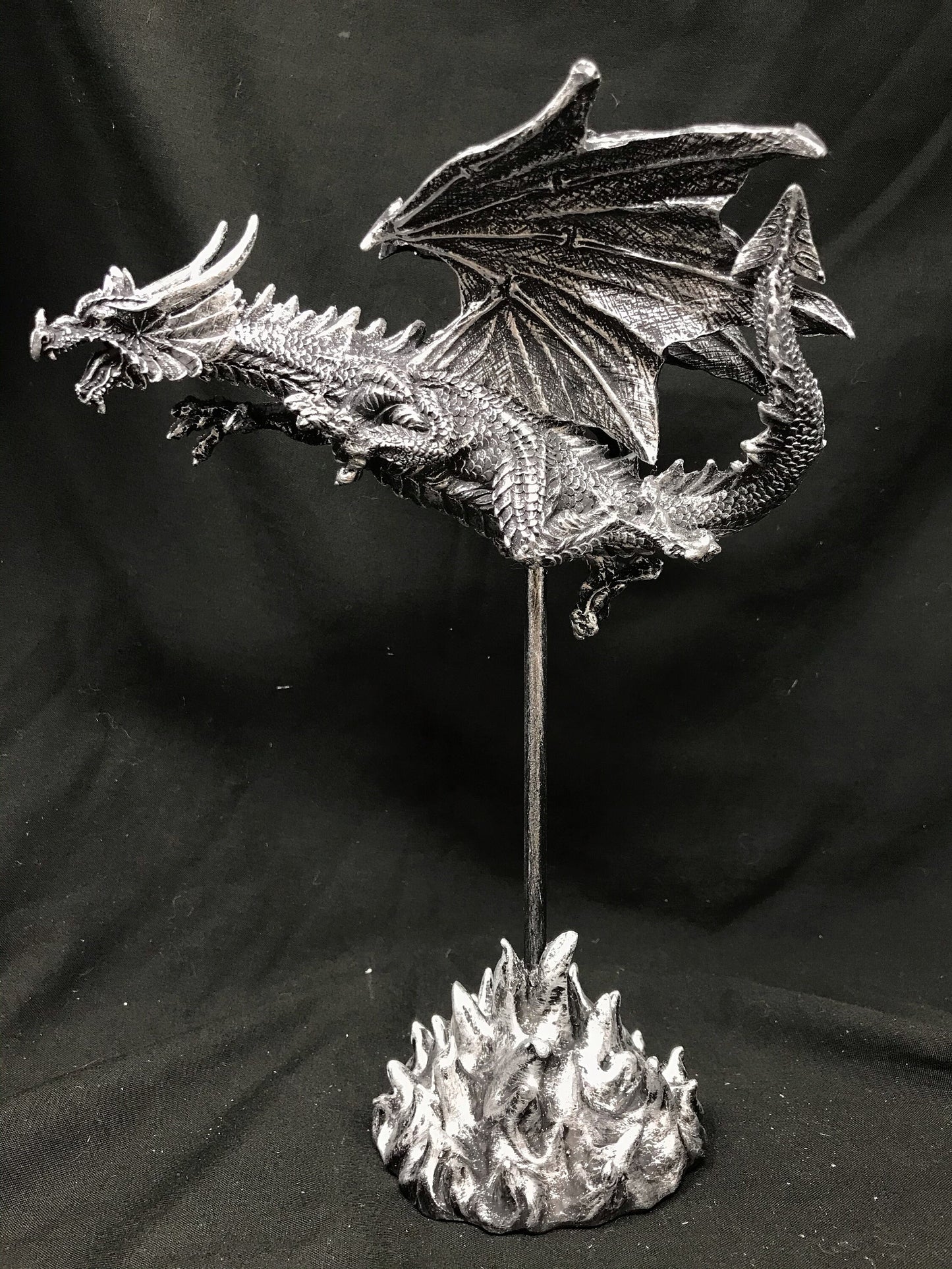 Figurine de dragon majestueuse sur support en métal, statue de dragon en résine, exposition de créature fantastique, ornement cracheur de feu mythique