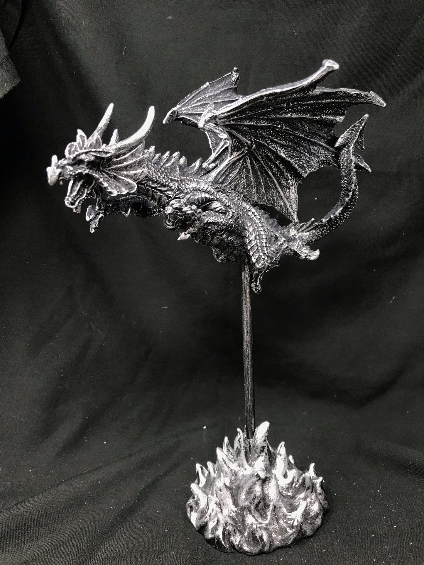 Figurine de dragon majestueuse sur support en métal, statue de dragon en résine, exposition de créature fantastique, ornement cracheur de feu mythique