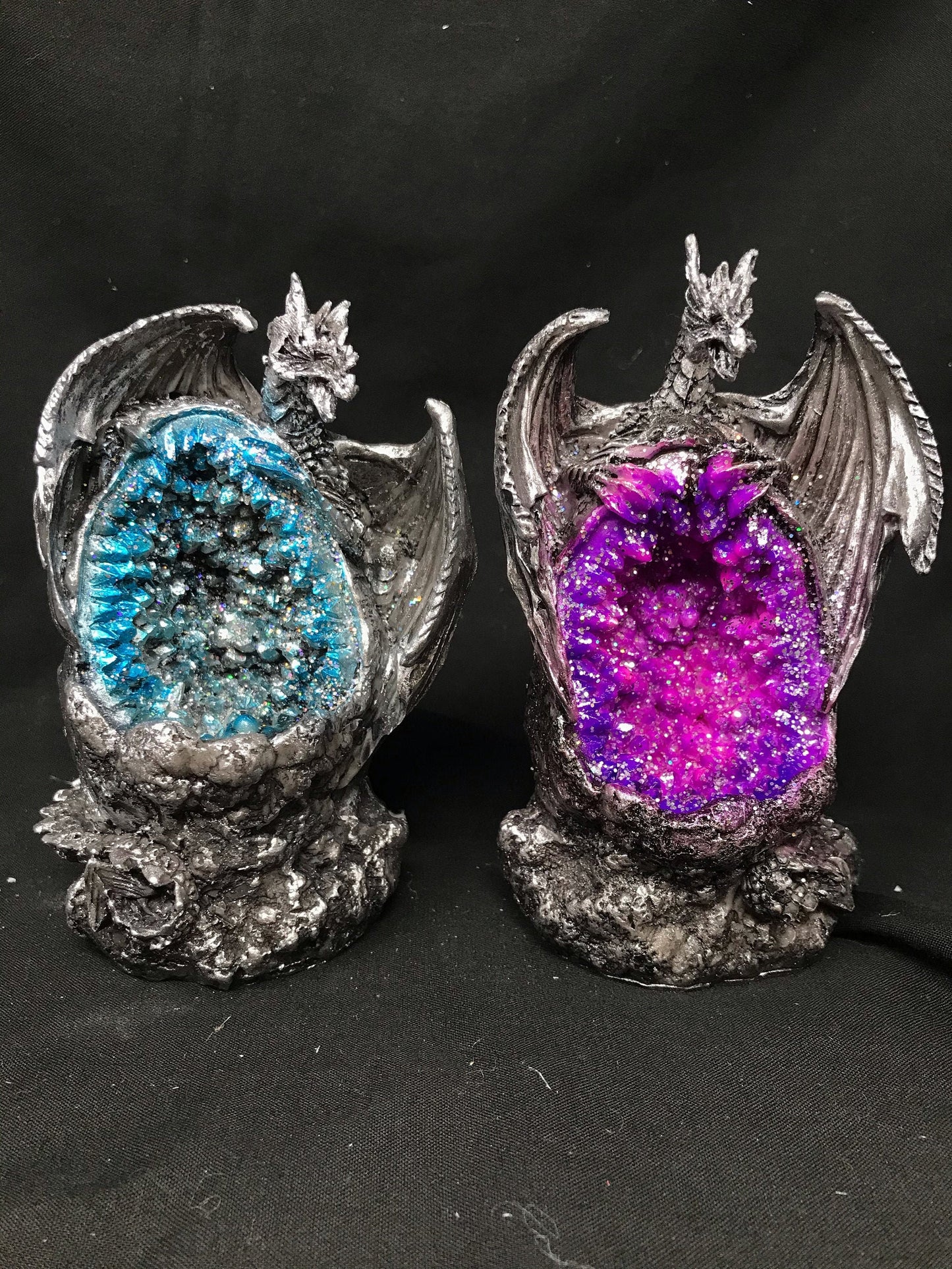 Verzauberte Geode-Drachen-Duo-LED-Lichtstatuen, Mystische Kristallwächterfiguren, Fantasy-Skulpturen, Magisches Dekor, Geschenk für Fantasy-Liebhaber