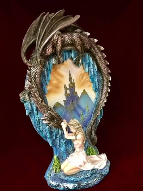 Zauberhafte Drachenwächter- und Jungfrauenfigur, Mystisches Schloss-Diorama-Fantasy-Ornament, Skulptur als Wohndekoration, einzigartiges Fantasy-Kunstwerk