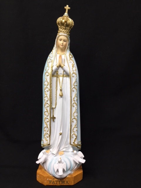 Statue élégante de Notre-Dame de Fatima - Figurine religieuse avec accents dorés - Sculpture de la Madone sereine - Décoration spirituelle pour la maison et la chapelle