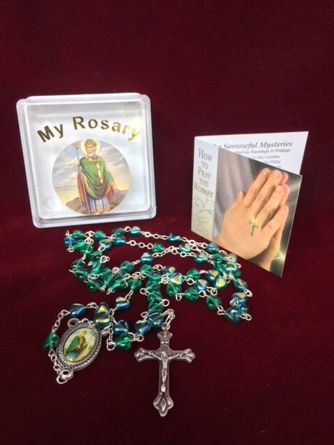 Chapelet irlandais en verre avec cœur de Saint-Patrick - Chapelet de prière catholique avec cœurs verts irisés, comprend une carte de prière et une boîte souvenir