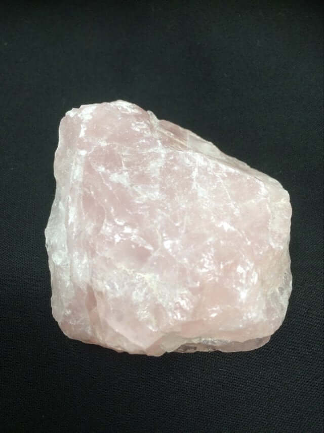 Spécimen de cristal de quartz rose brut moyen, groupe de minéraux de guérison, pierre précieuse métaphysique naturelle