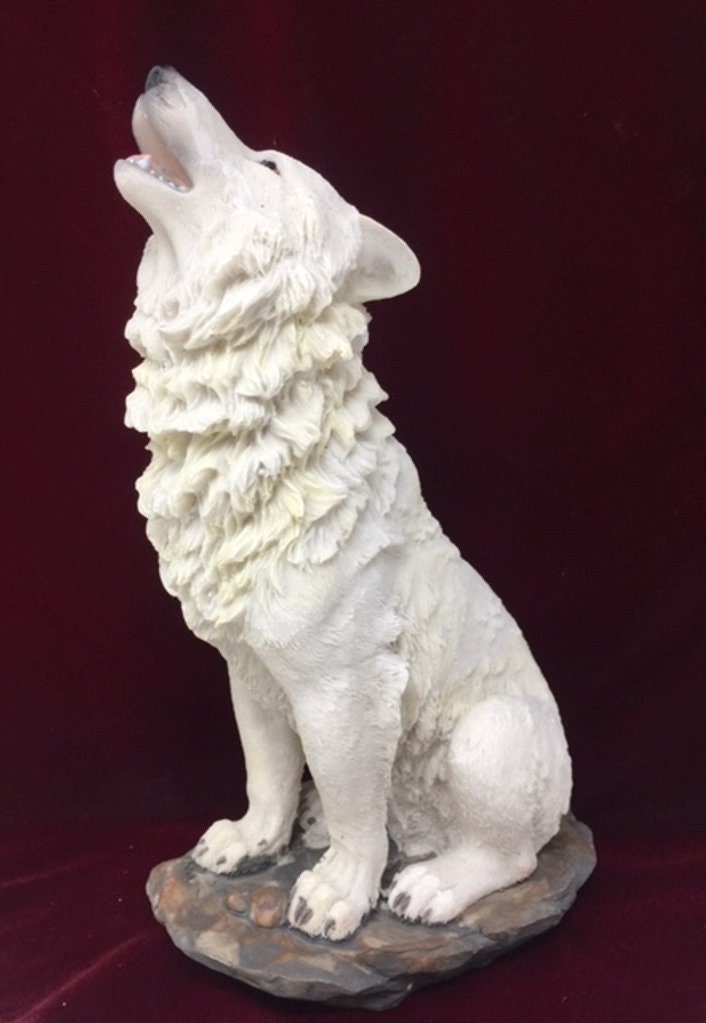 Majestic Howling Wolf Resin Statue, Lifelike Canine Sculpture, Nature-Inspired Home Decor, Wildlife Art Collectible, Gift for Animal Lovers