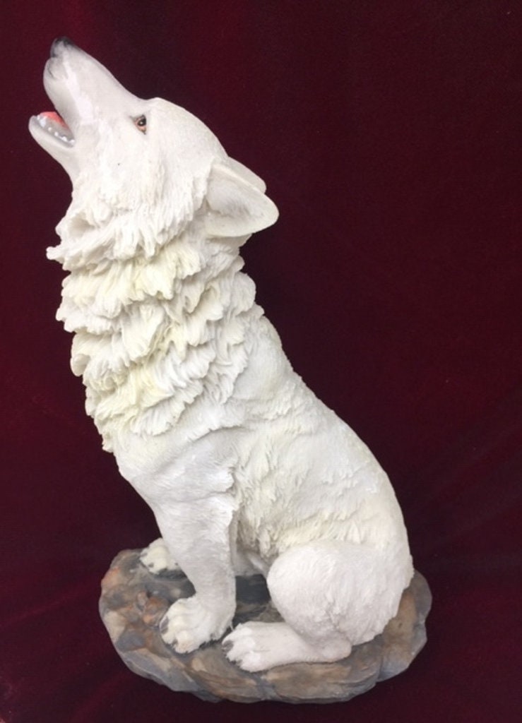 Majestätische Statue aus Kunstharz mit heulender Wolfsform, lebensechte Hundeskulptur, von der Natur inspirierte Wohndekoration, Sammlerstück aus Wildtierkunst, Geschenk für Tierliebhaber