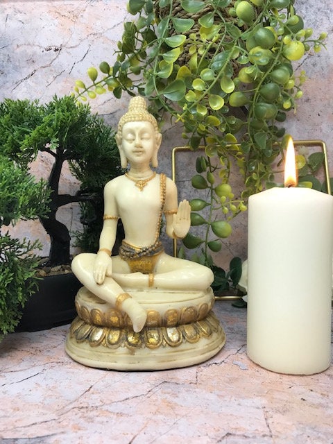 Statue de Bouddha méditant doré, figurine à effet antique, décor de bouddhisme serein, sculpture d'illumination spirituelle, accent de méditation zen