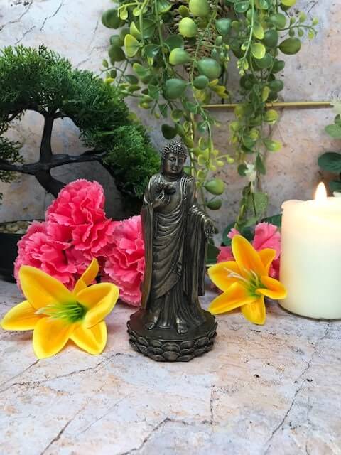 Buddha aus Kunstharz mit Lotusblüte in Bronzeoptik | Feng-Shui-Dekor | Meditations-Zen-Statue | Ruhiges Wohndekor, 14 cm