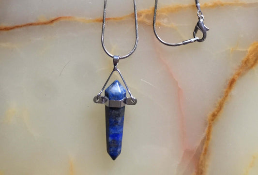 Collier pendentif en lapis sculpté à la main | Chaîne plaquée argent | Pendentif de 3 cm, bijoux spirituels élégants, cadeau de protection et d'illumination