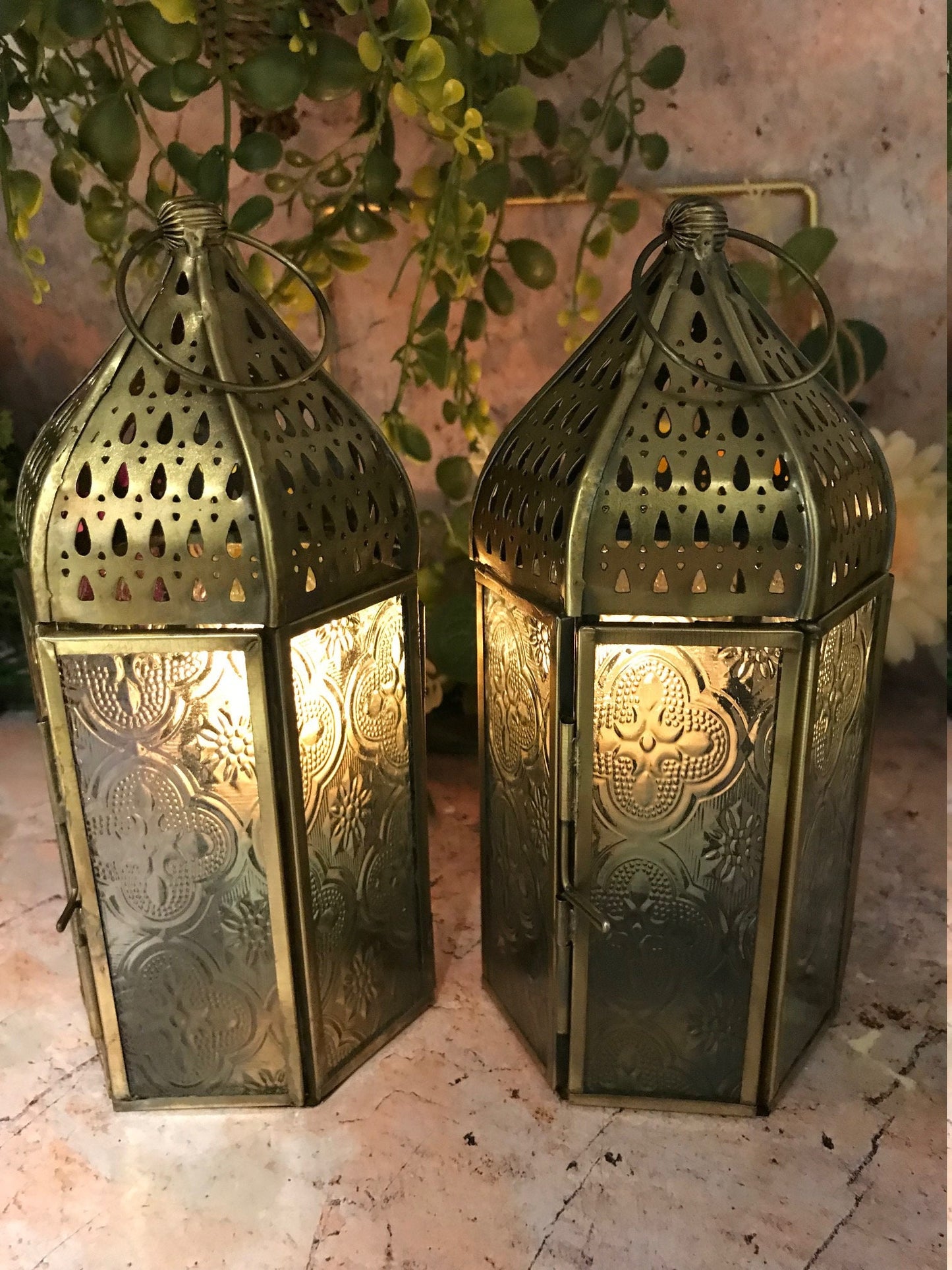 Lot de deux lanternes de style marocain en laiton et verre antique pour bougies chauffe-plat, décoration de la maison