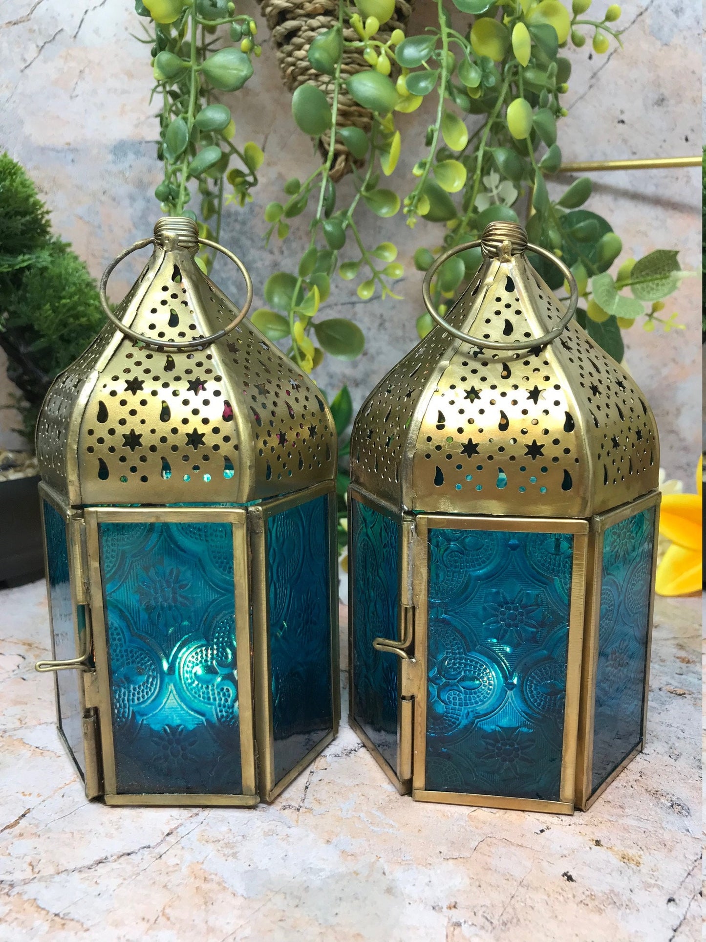 Lot de deux lanternes en verre bleu de style marocain, bougeoirs en laiton, ornements