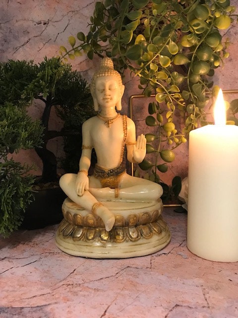 Statue de Bouddha méditant doré, figurine à effet antique, décor de bouddhisme serein, sculpture d'illumination spirituelle, accent de méditation zen