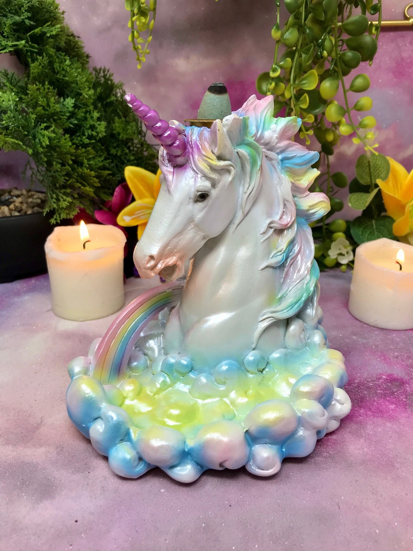 Brûle-encens en forme de cône licorne arc-en-ciel enchanté, décoration d'intérieur mystique et fantastique, créature magique, relaxation zen, art fantaisiste, idée cadeau