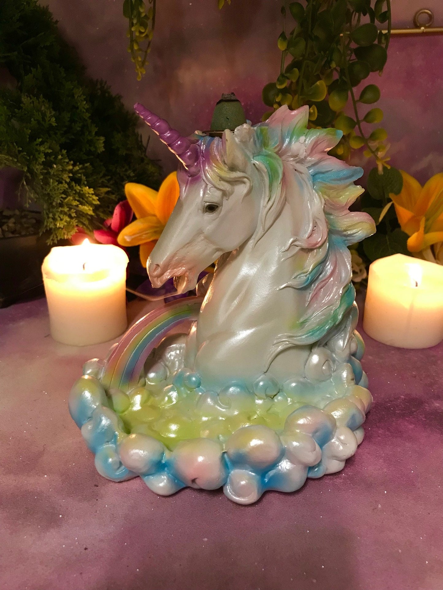 Brûle-encens en forme de cône licorne arc-en-ciel enchanté, décoration d'intérieur mystique et fantastique, créature magique, relaxation zen, art fantaisiste, idée cadeau