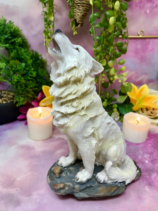 Statue de loup blanc fabriquée à la main | Résine coulée à froid | Loup hurlant majestueux | Art détaillé | Décoration d'intérieur animalière | Cadeau pour amoureux de la nature