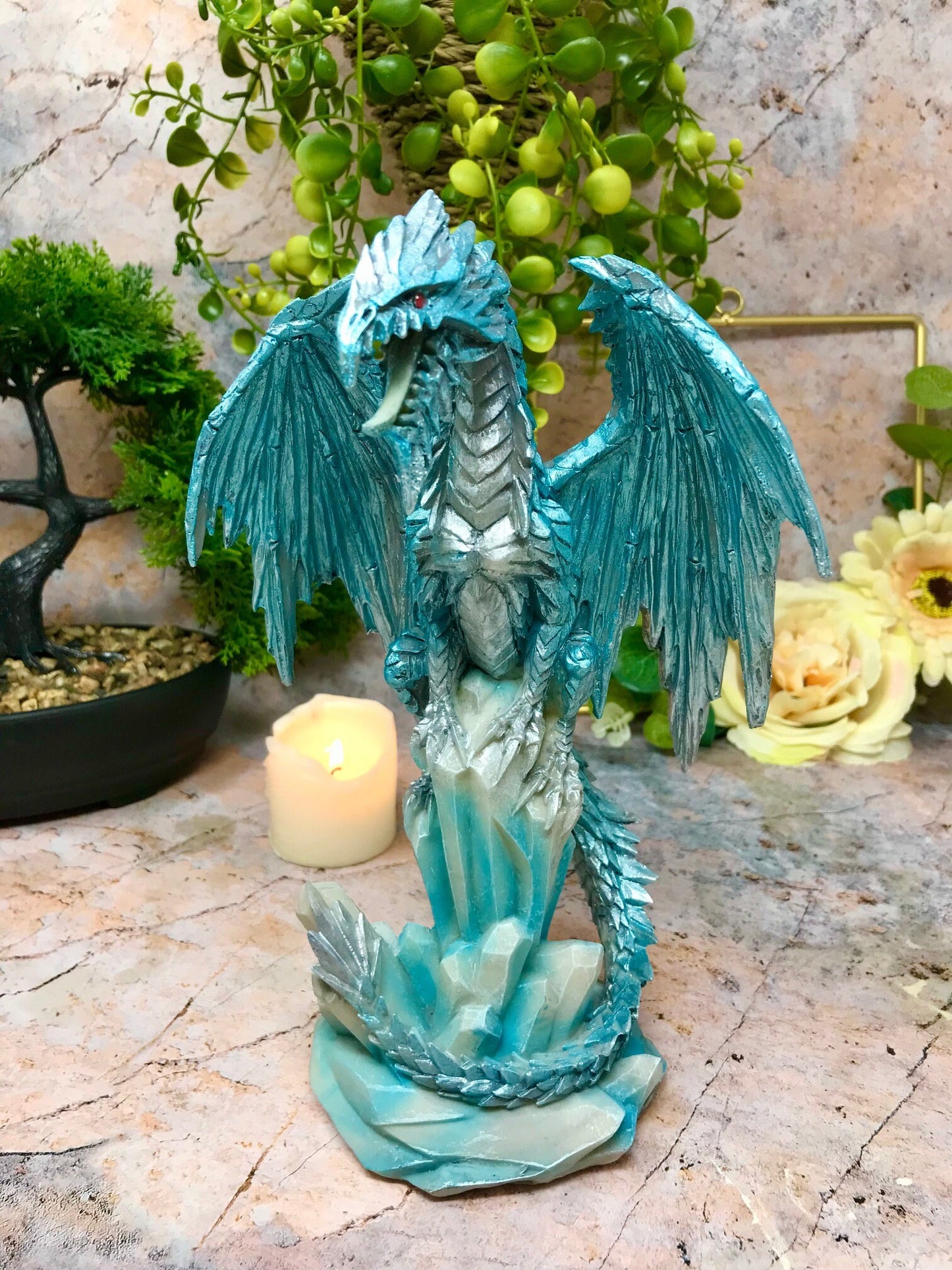 Figurine de dragon de glace sur socle en cristal | Résine artisanale | Décor fantastique mystique | Sculpture de créature mythique | Statue de dragon en boîte