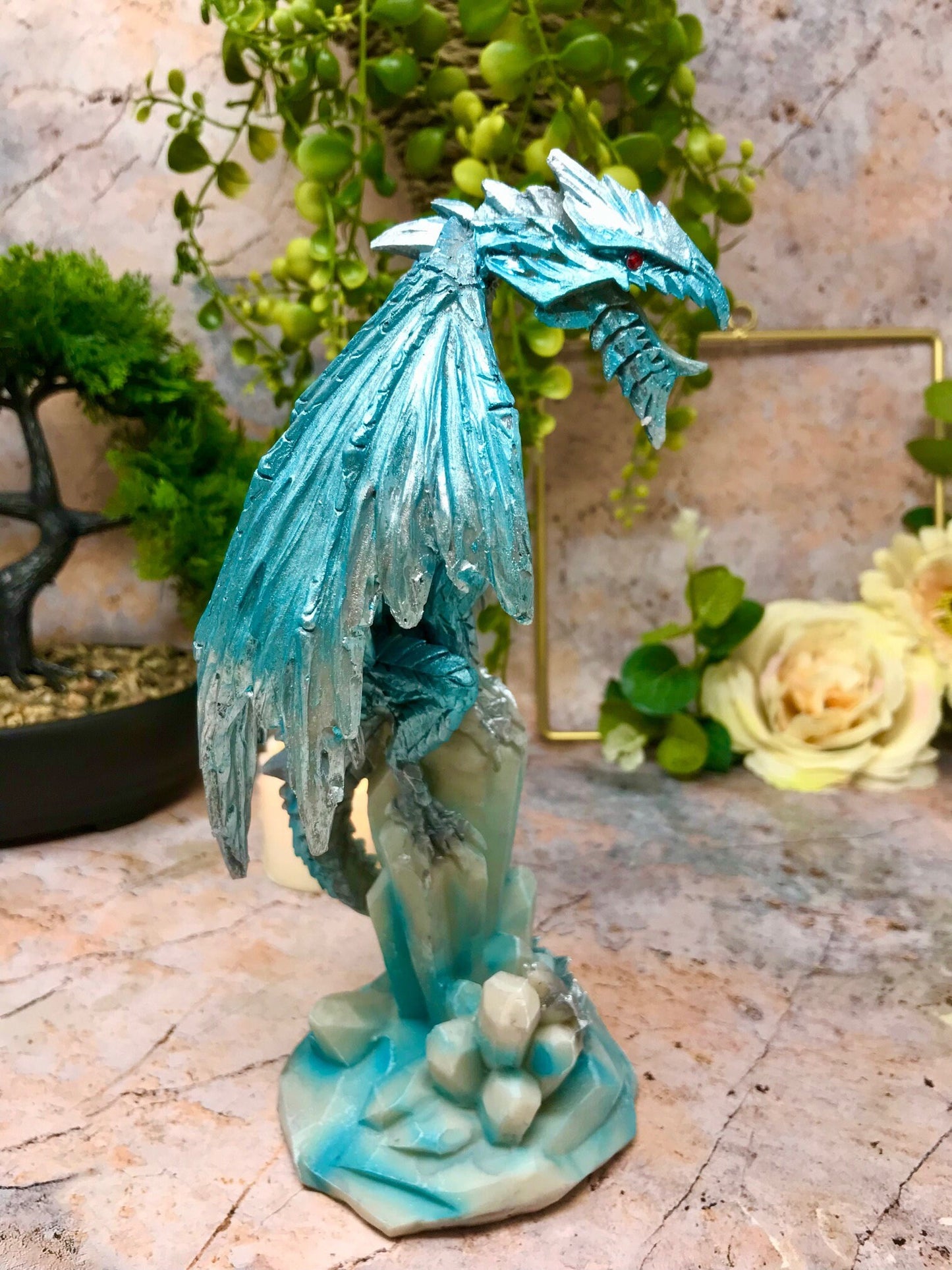 Figurine de dragon de glace sur socle en cristal | Résine artisanale | Décor fantastique mystique | Sculpture de créature mythique | Statue de dragon en boîte