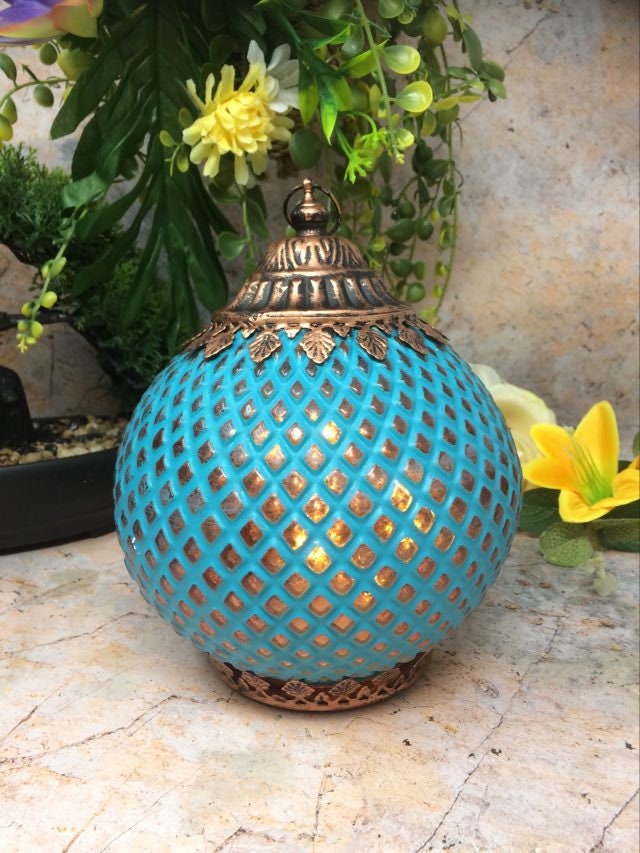 Lanterne LED de style marocain à motif bleu avec finition en bronze pour illuminer la décoration intérieure H18