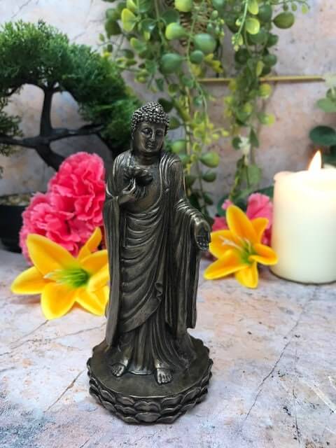 Buddha aus Kunstharz mit Lotusblüte in Bronzeoptik | Feng-Shui-Dekor | Meditations-Zen-Statue | Ruhiges Wohndekor, 14 cm