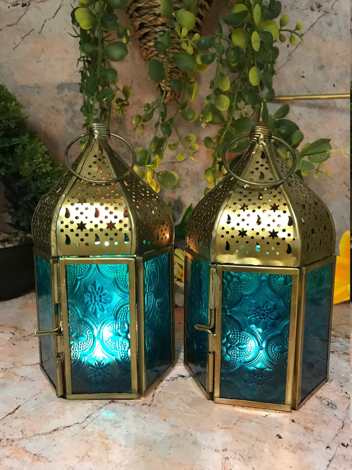 Lot de deux lanternes en verre bleu de style marocain, bougeoirs en laiton, ornements