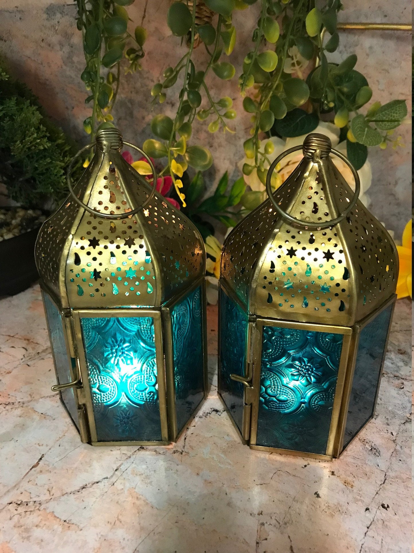 Lot de deux lanternes en verre bleu de style marocain, bougeoirs en laiton, ornements