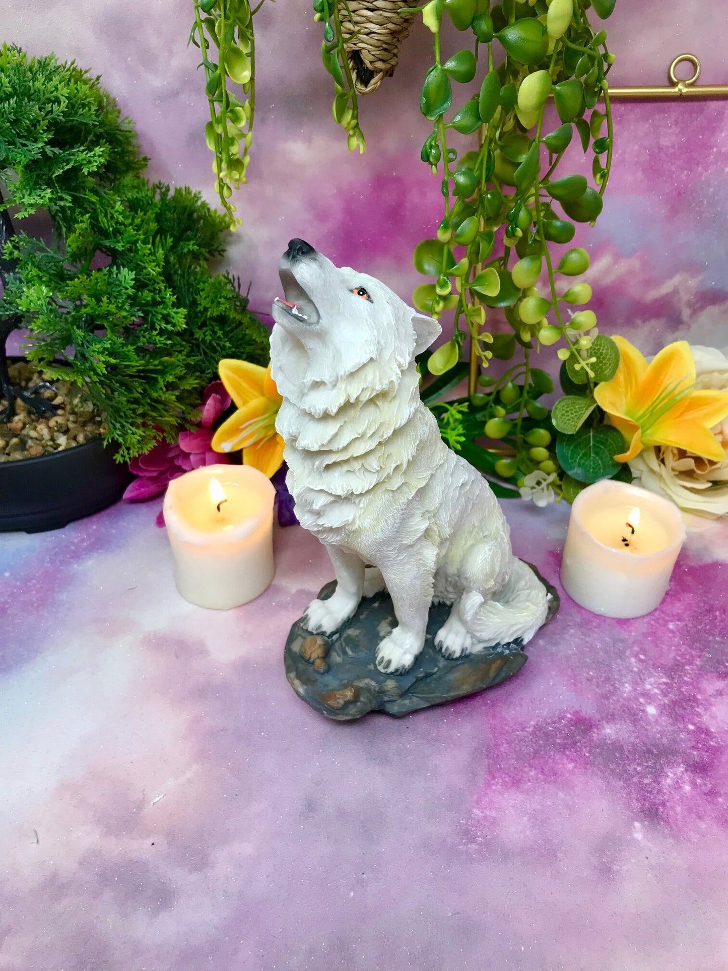 Statue de loup blanc fabriquée à la main | Résine coulée à froid | Loup hurlant majestueux | Art détaillé | Décoration d'intérieur animalière | Cadeau pour amoureux de la nature