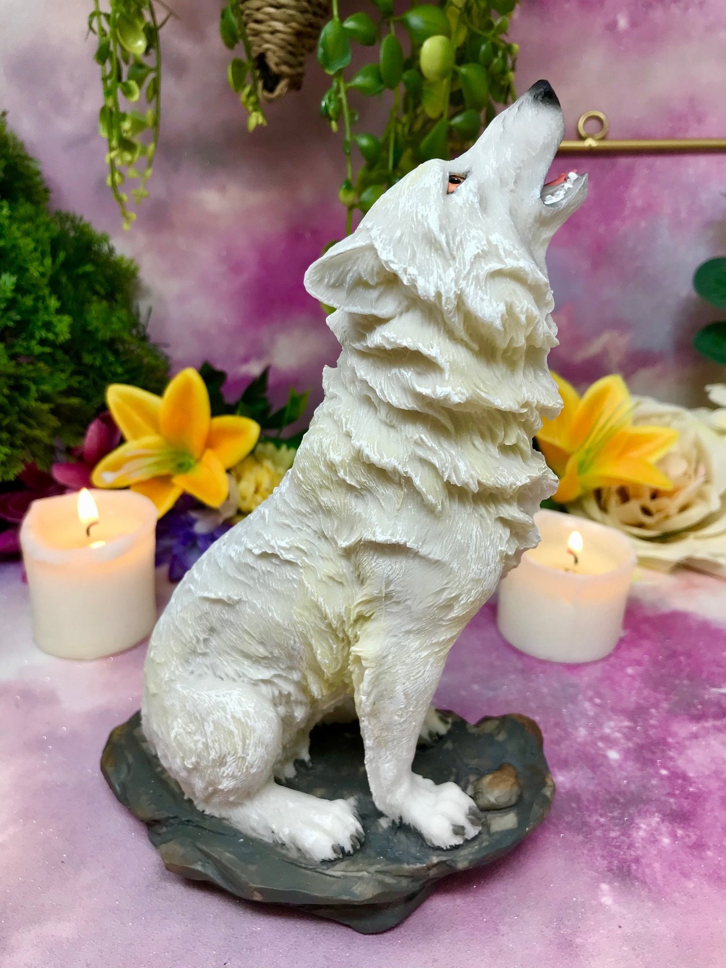 Statue de loup blanc fabriquée à la main | Résine coulée à froid | Loup hurlant majestueux | Art détaillé | Décoration d'intérieur animalière | Cadeau pour amoureux de la nature