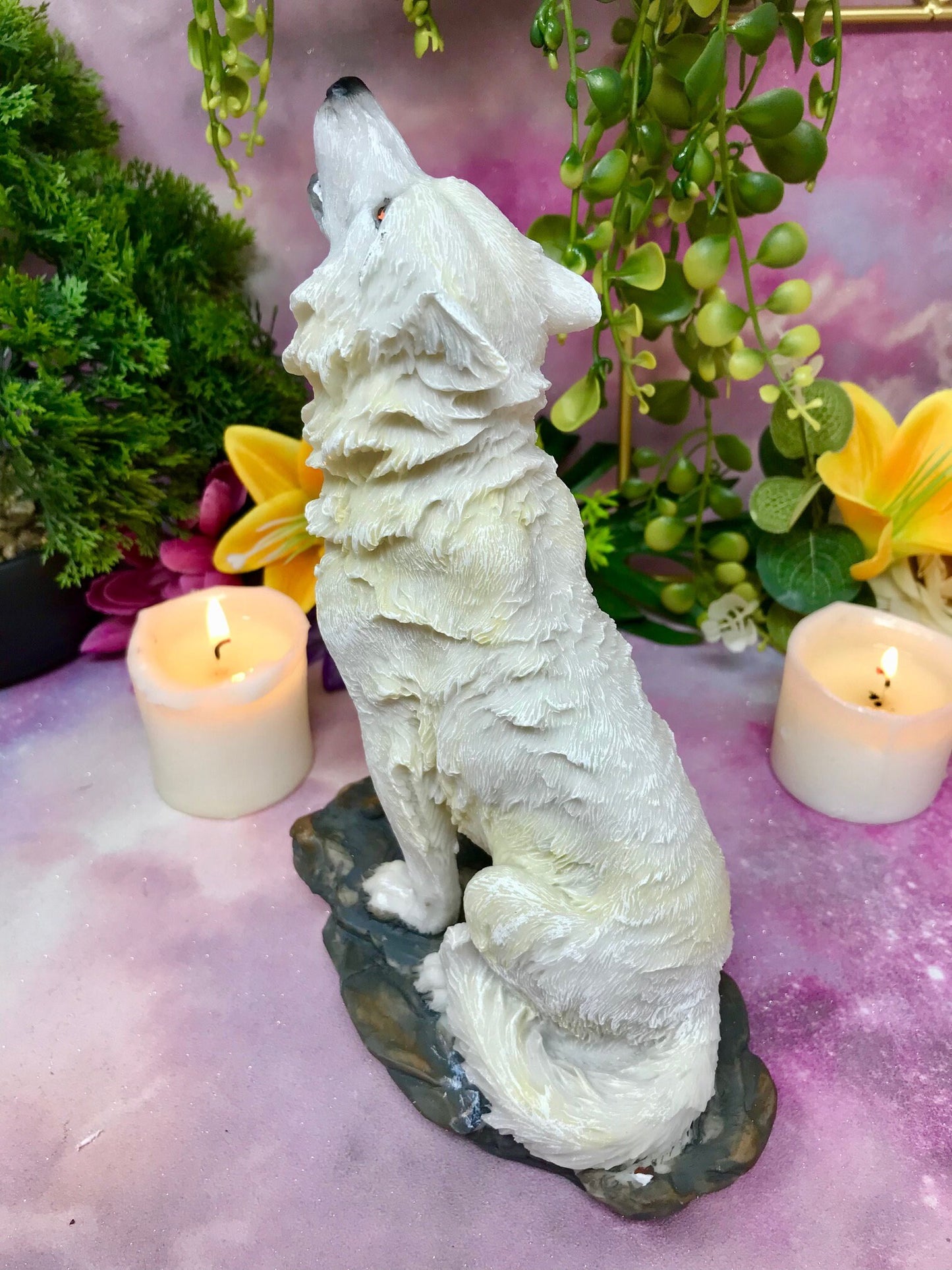 Statue de loup blanc fabriquée à la main | Résine coulée à froid | Loup hurlant majestueux | Art détaillé | Décoration d'intérieur animalière | Cadeau pour amoureux de la nature